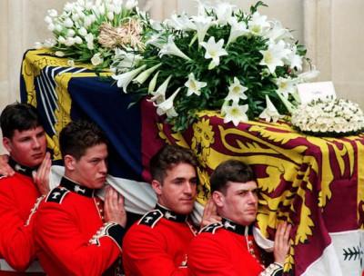 Princess-Diana-death-funeral-coffin-wreaths-1050787.jpg