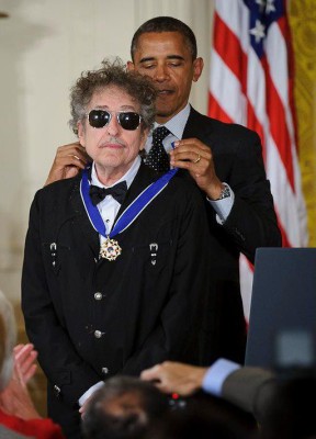 President_Barack_Obama_presents_American_musician_Bob_Dylan_with_a_Medal_of_Freedom-e1639584739967.jpg