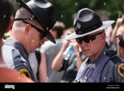 state-police-providing-security-amoung-crowd-at-kkk-rally-in-public-TTG0YA.jpg