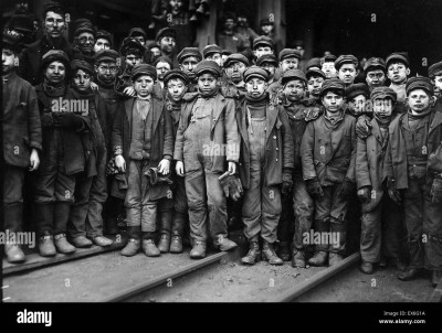 breaker-boys-working-in-ewen-breaker-coal-mine-south-pittston-pennsylvania-EX6G1A.jpg