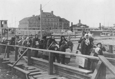 Ellis_island_1902.jpg