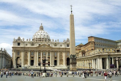 2004_Saint_Peter's_Square.jpg