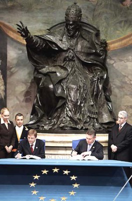 Belgian Prime Minister Guy Verhofstadt (L) and Foreigner Minister Karel De Gucht sign the EU Constitution in the 'Orazi and Curiazi' hall at the Campidoglio, the political and religious centre of ancient Rome, today home of Rome's city hall, October 29, 2004.