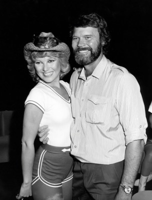 tanya-tucker-and-glen-campbell-circa-1980-in-new-york-city-news-photo-1578345524.jpg