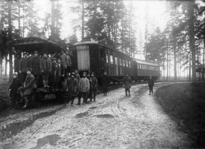 Workers move carriages to the Alexandria Park, Peterhof. 1929