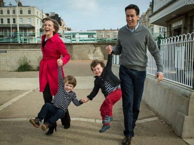 Ed-Miliband-walks-along-the-beach-with-his-wife-Justine-and-children-Sam-2nd-R-and-Daniel.jpg
