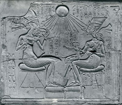 Akhenaton-wife-Nefertiti-rays-daughters-sun-god.jpg