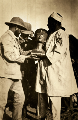 Men present the Nefertiti bust in Amarna in 1912. The bust is now at the Neues Museum in Berlin