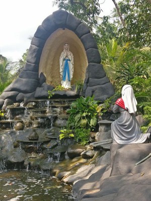 Grotto_outside_the_Basilica_of_Bom_Jesus.jpg