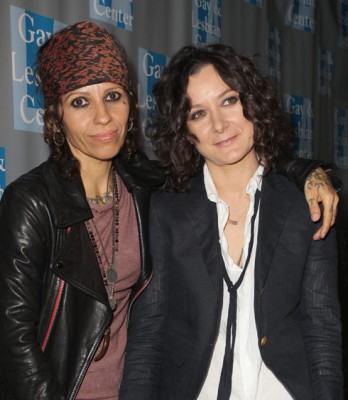 Linda-Perry-Sara-Gilbert.jpg