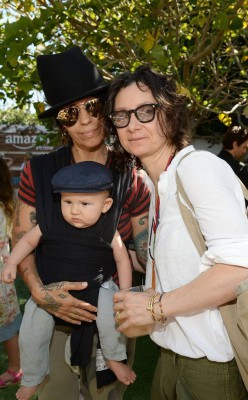 rs_634x1024-150914125157-634-sara-gilbert-linda-perry-baby.AT.091415 (1).jpg